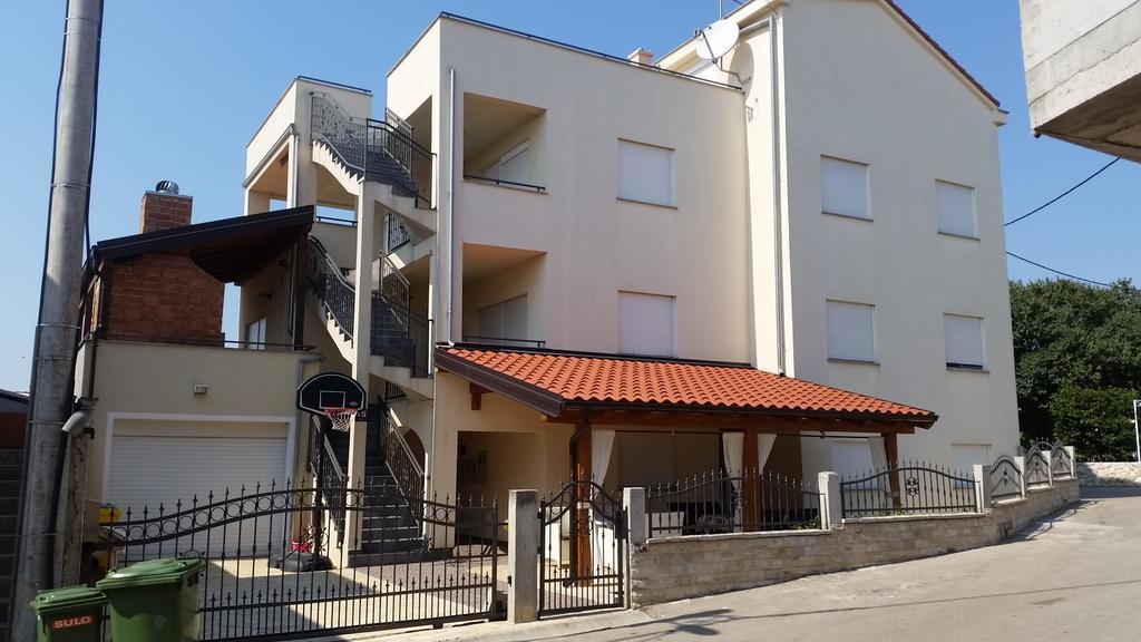 Apartmani Maksan Pakoštane エクステリア 写真