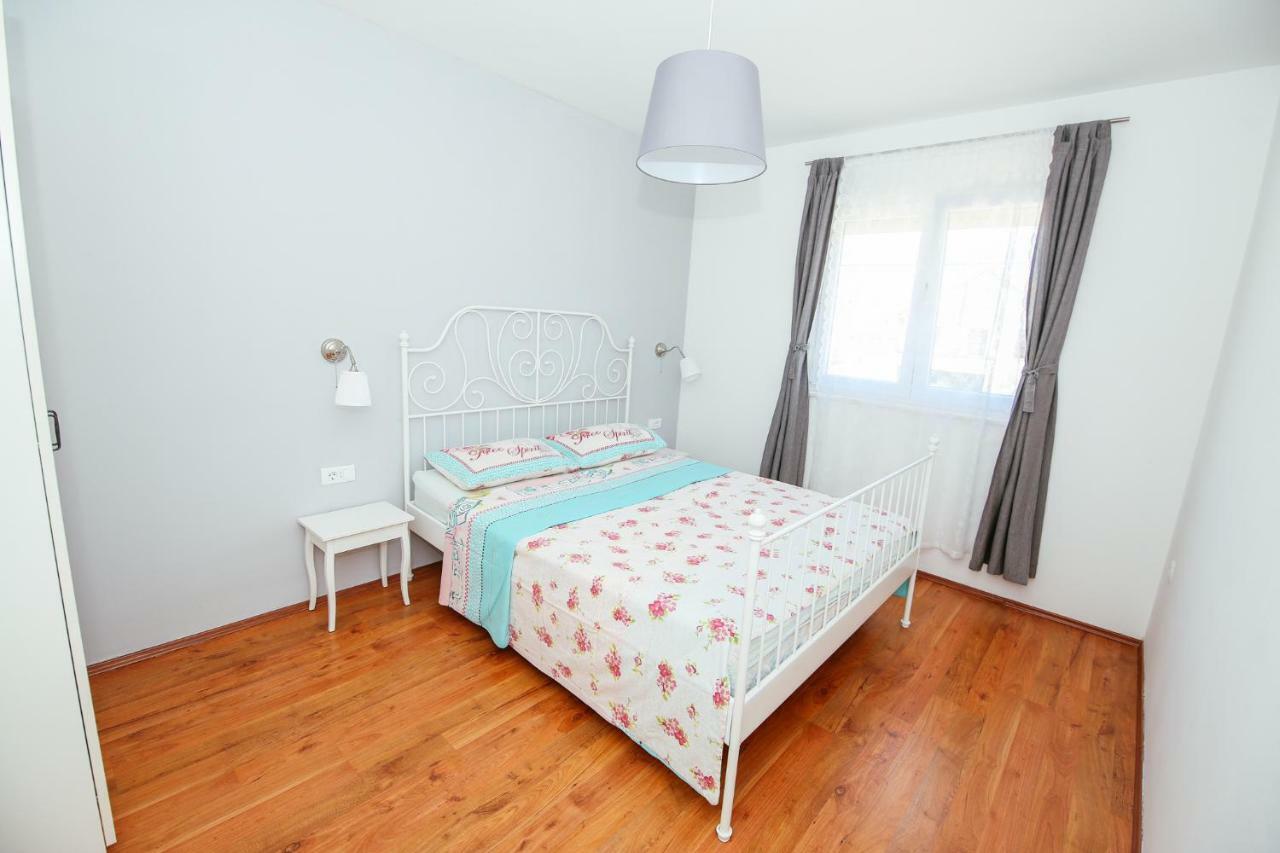 Apartmani Maksan Pakoštane エクステリア 写真