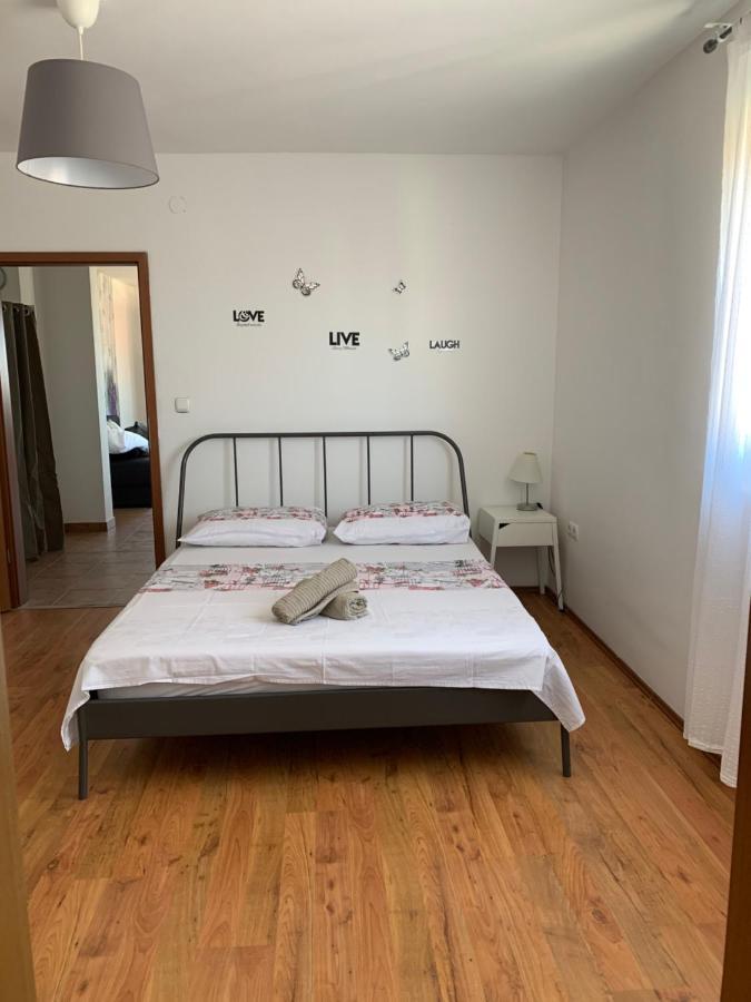 Apartmani Maksan Pakoštane エクステリア 写真